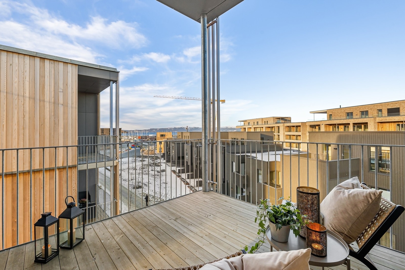 Balkongen er på ca. 9 kvm og har god plass til utemøblement. Galleribilde