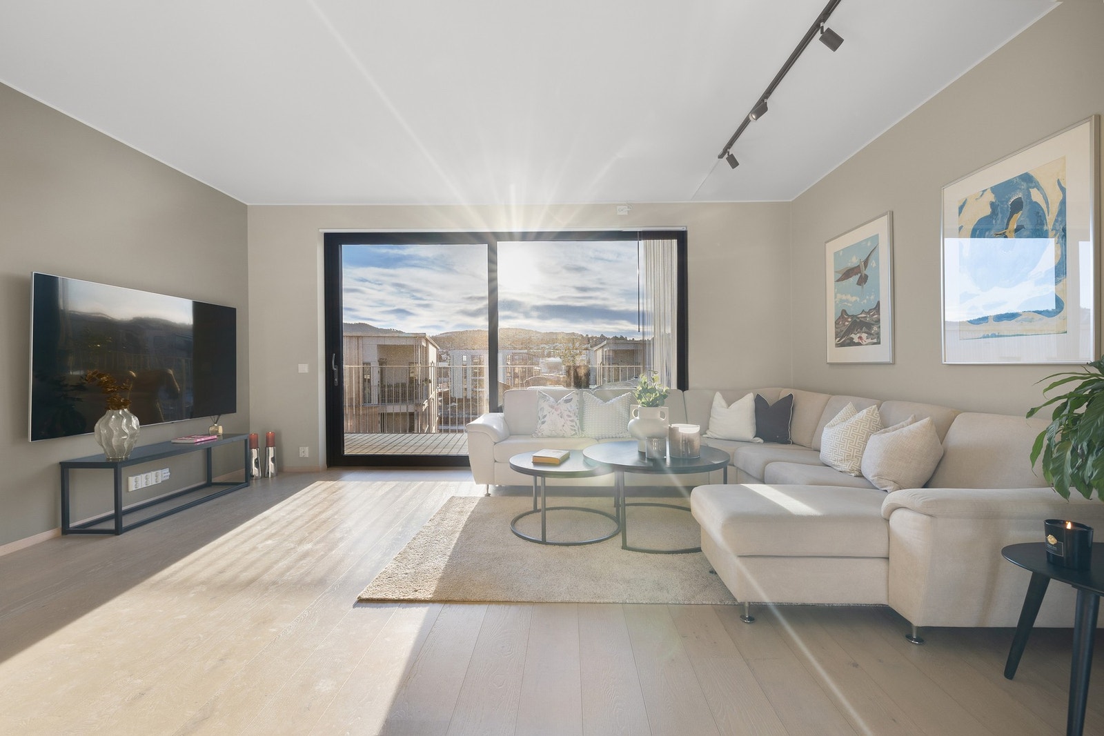 Takstmannen har gått igjennom leiligheten og gitt tilstandsgrad 0 (TG0) på absolutt alle punkter. Her kan du være sikker på at man gjør deg et trygt kjøp. I tillegg har leiligheten nybygg-garanti til mars 2029. Galleribilde