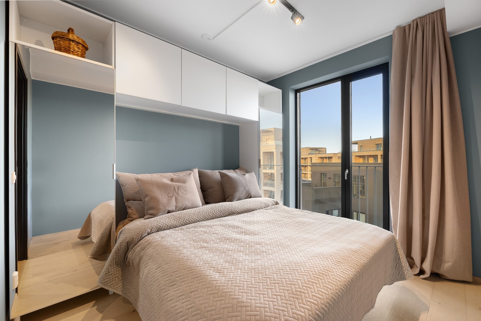 Hovedsoverommet har god plass til dobbeltseng med tilhørende garderobeløsning. Galleribilde