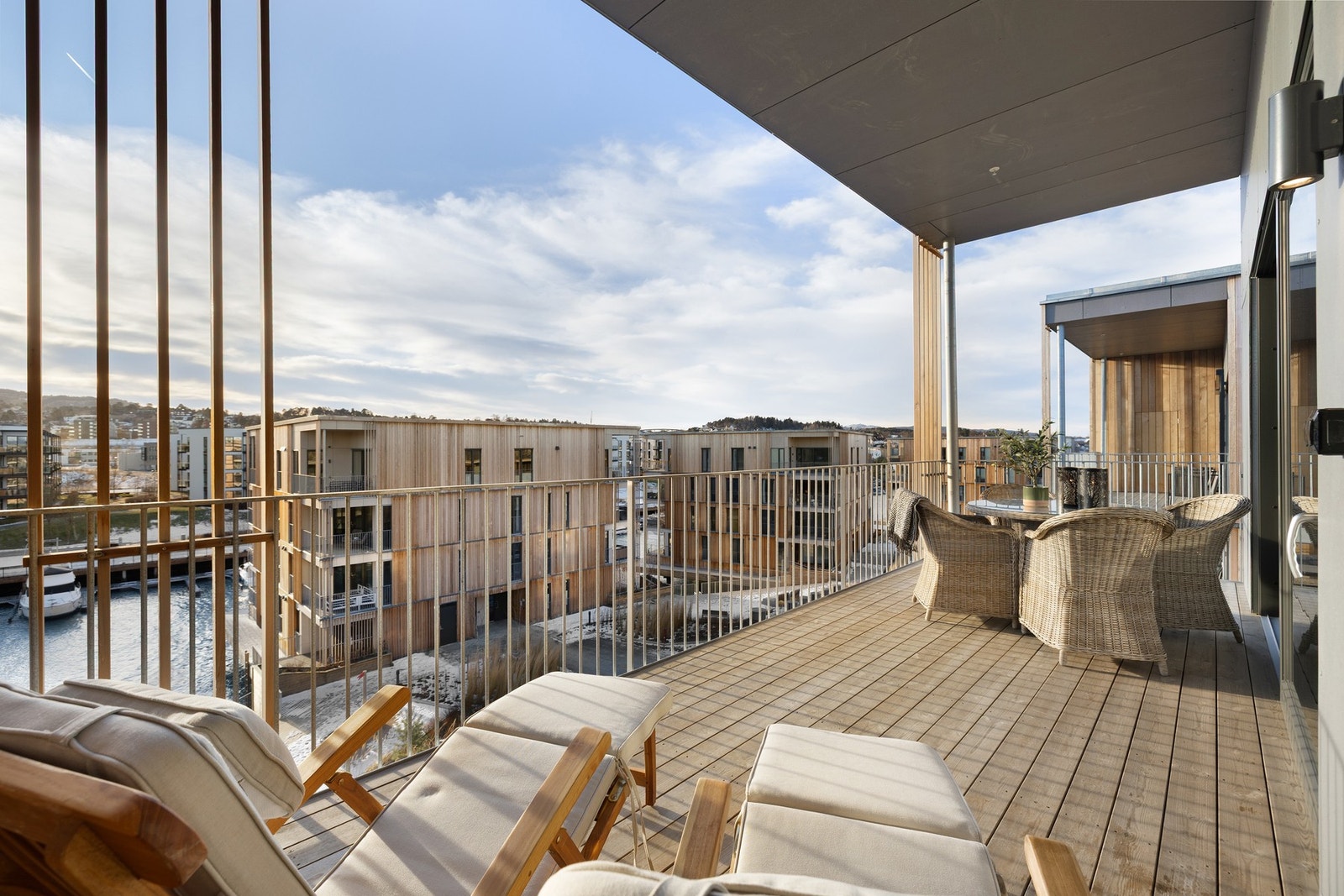 Fra stuen er det utgang til sørvestvendt balkong på hele 17 kvm. Her har du god plass til sittegrupper og kan nyte glimrende solforhold. Galleribilde