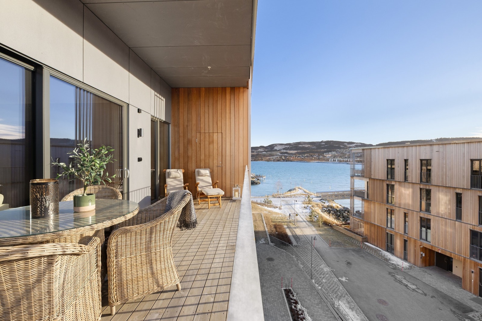 Med skyvedører oppleves balkongen å være en forlengelse av stuen på finværsdager. Galleribilde