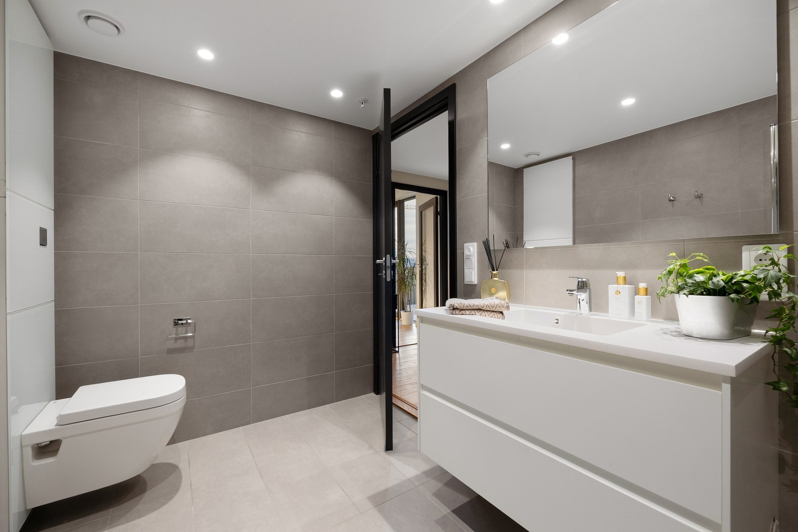 Svært innbydende bad med flislagte flater og gulvvarme. Galleribilde