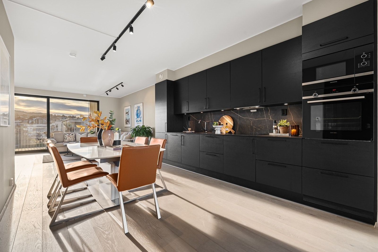 Kjøkkenet er utstyrt med integrert induksjonstopp, stekeovn, mikrobølgeovn, oppvaskmaskin og kombiskap. Galleribilde