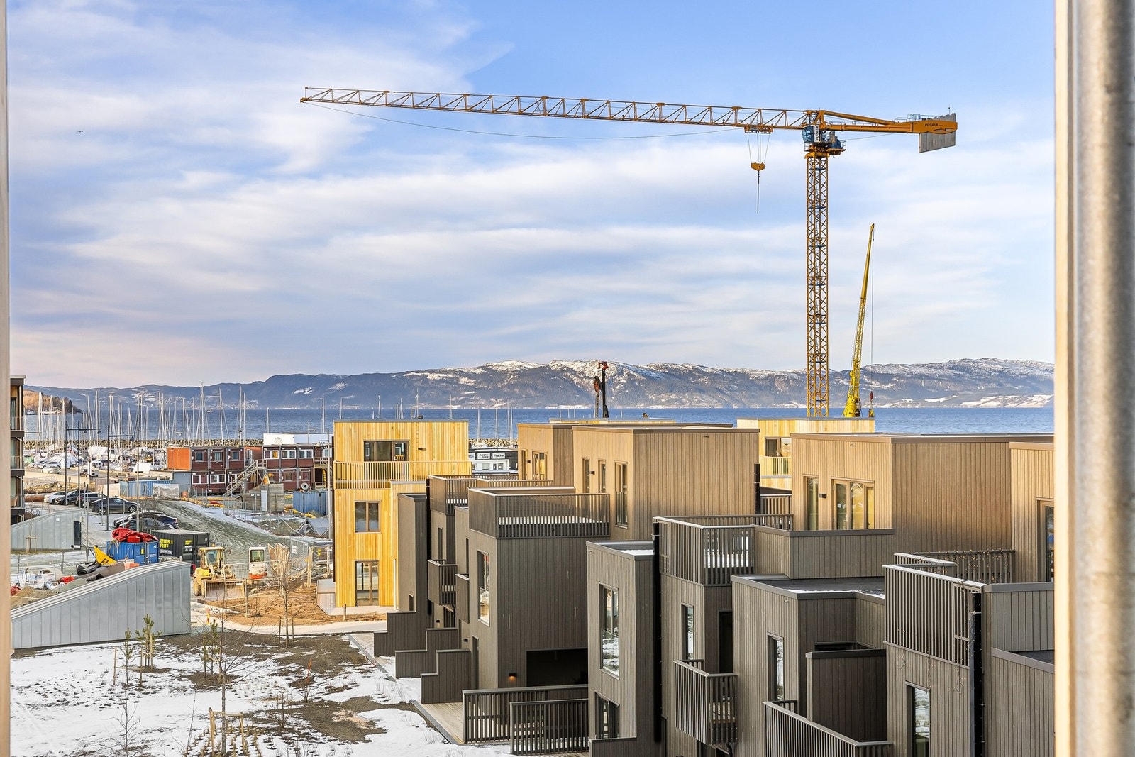 Her nyter du glimrende utsikt mot båtmarinaen, fjorden og Fosenalpene. Galleribilde