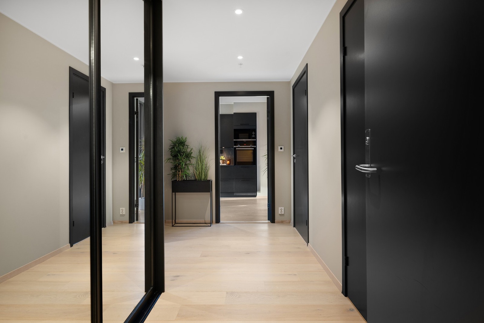 Entréen fremstår romslig og byr på gode oppbevaringsmuligheter i dobbelt garderobeskap med speilfronter. Galleribilde