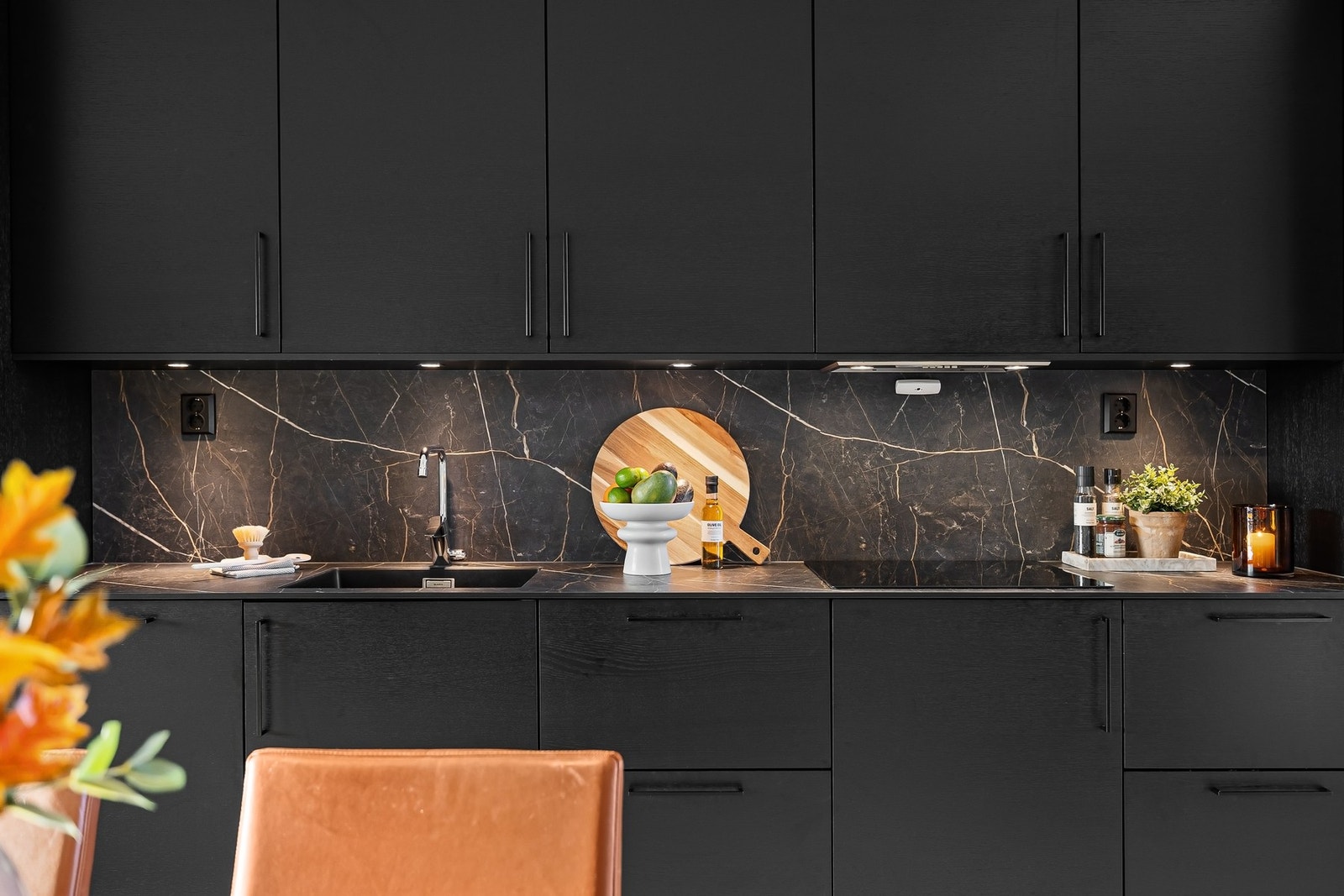 Et funksjonelt og velutstyrt kjøkken med god skapplass og praktiske arbeidsflater. Galleribilde