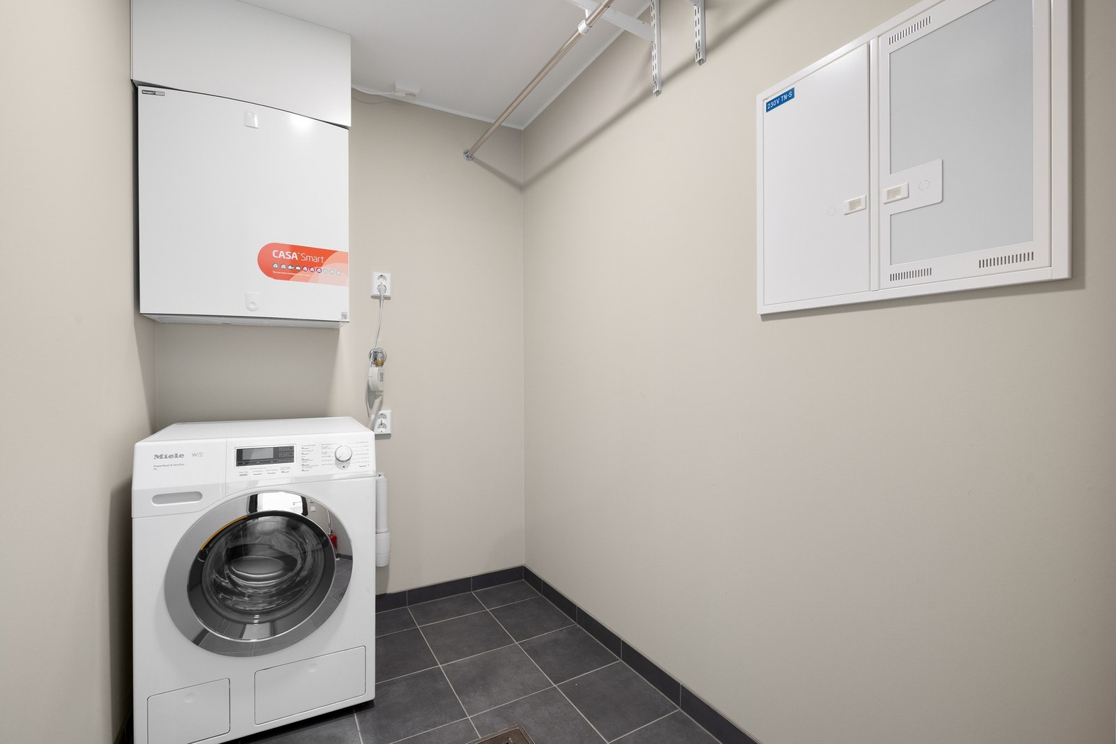 Vaskerom/teknisk bod på ca. 3 kvm. God plass til vaskemaskin og tørketrommel, samt div. oppbevaring. Galleribilde