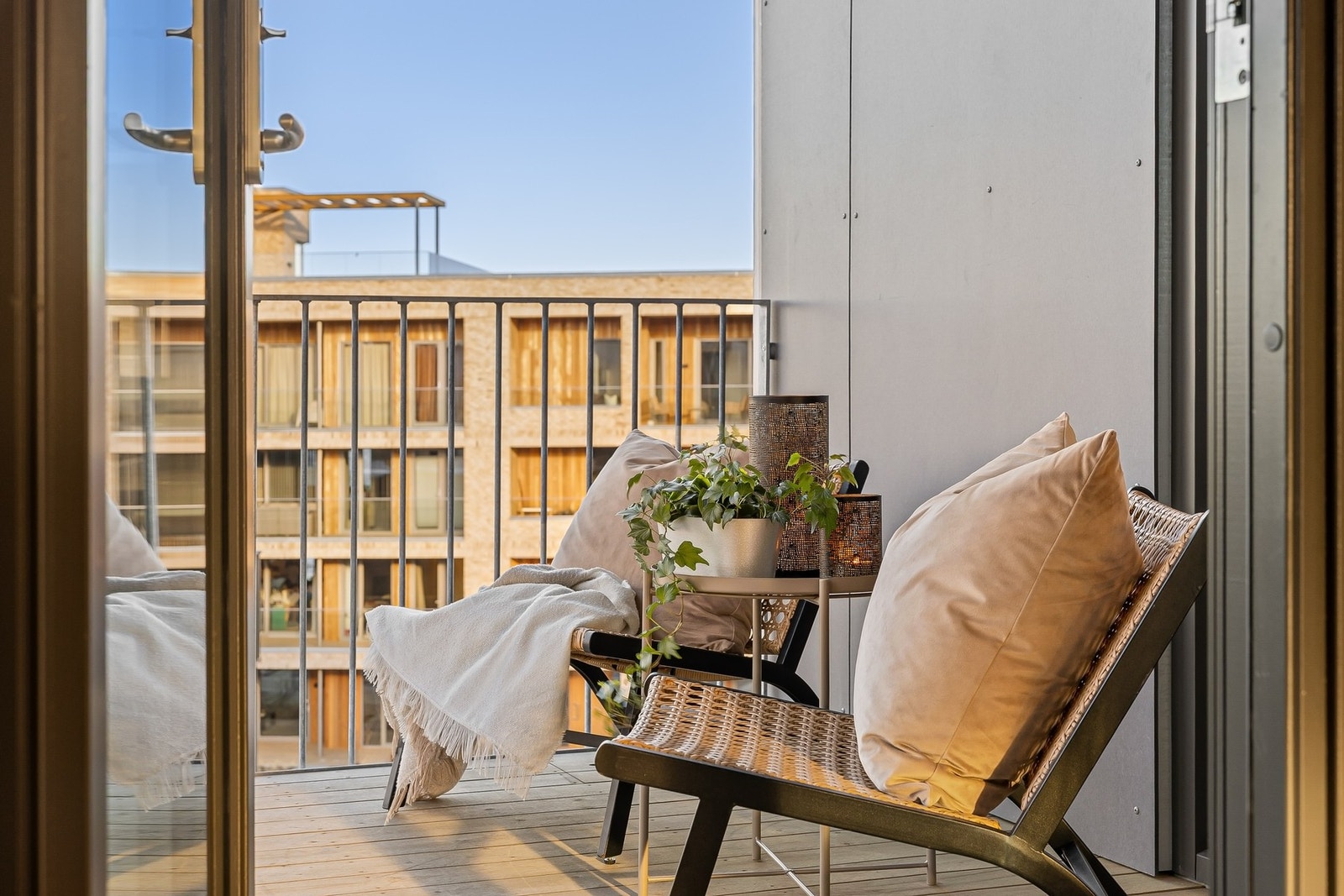 Fra kjøkkenet har du direkte utgang til den nordøstvendte balkongen. Galleribilde