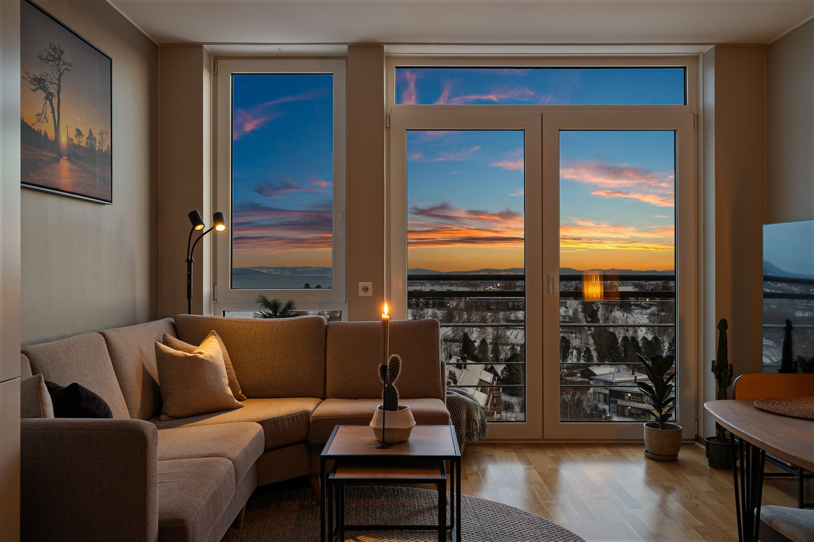 Stuearealet utgjør 20 kvm. Store vindusflater slipper inn rikelig med lys og gir en luftig romfølelse. Galleribilde