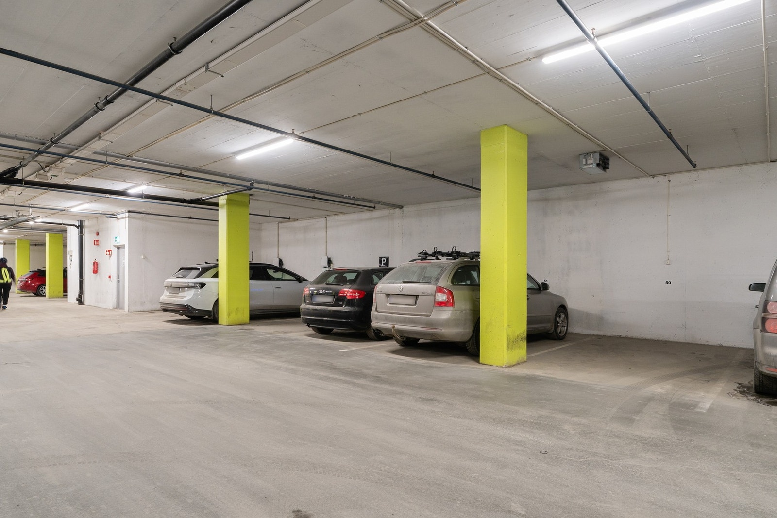 Egen plass i felles garasjeanlegg følger leiligheten. Det er opplegg for elbil-lader. Galleribilde