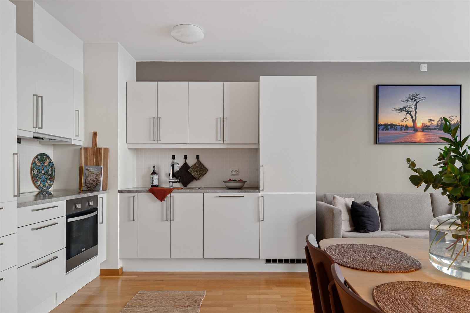 Kjøkkenet har fått tilstandsgrad 1 på alle undersøkte områder. Det er mekanisk avtrekk over stekesonen. Galleribilde