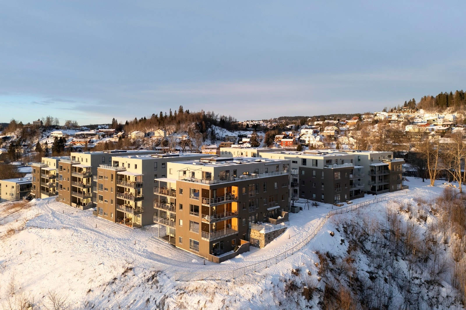 I nærheten finner du Byåsen Butikksenter med blant annet REMA 1000, apotek, bakeri, bokhandel og flere servicetilbud, samt kort vei til kafeer, Vinmonopolet og flere lokale butikker. Galleribilde
