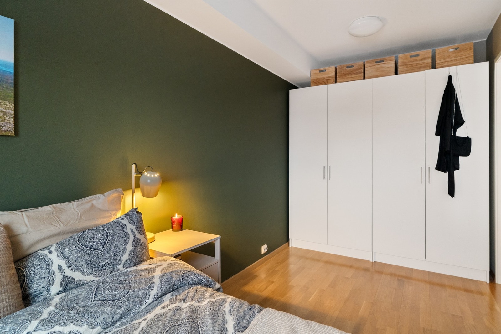 Innbydende soverom malt i lune fargetoner. Galleribilde