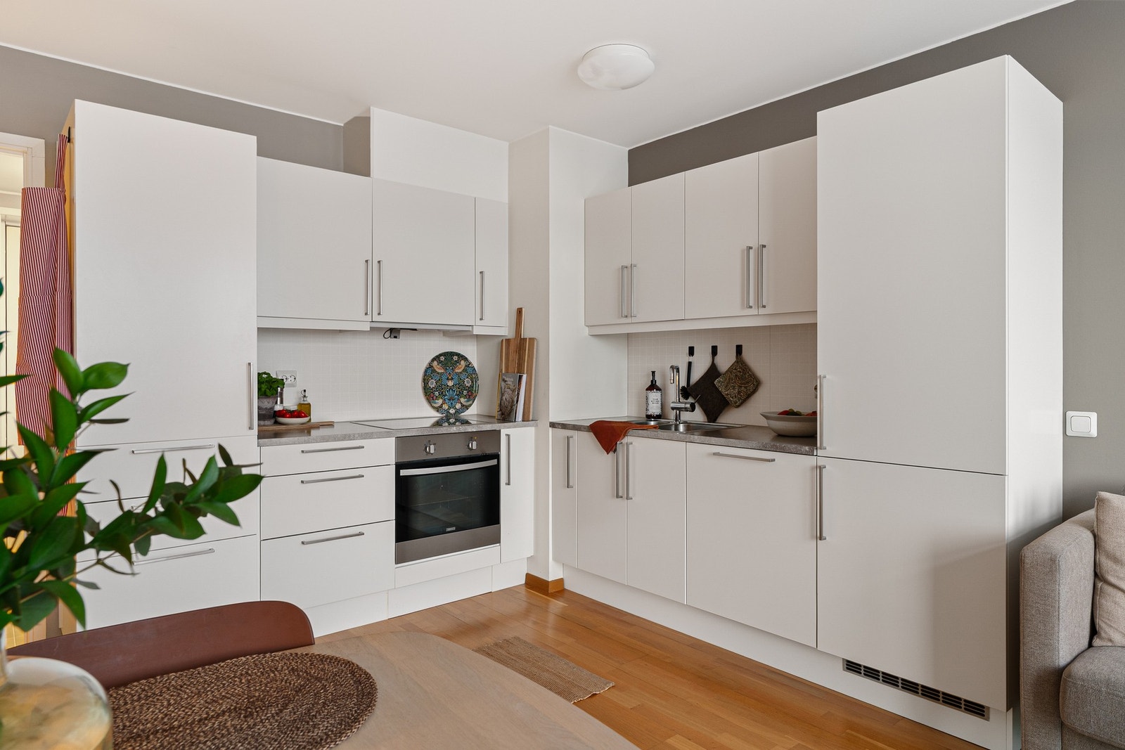 Kjøkkenet har lyse fronter og integrerte hvitevarer. Galleribilde