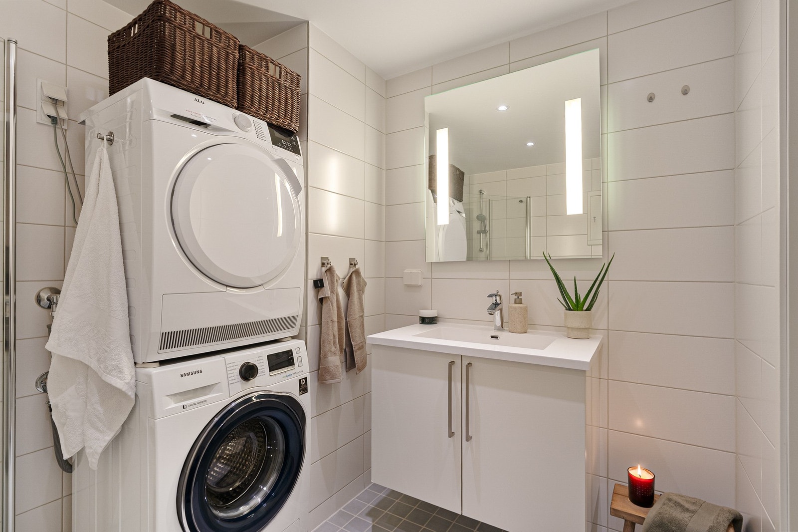 Flislagt bad på 4,5 kvm med moderne uttrykk. opplegg for vaskemaskin. Galleribilde