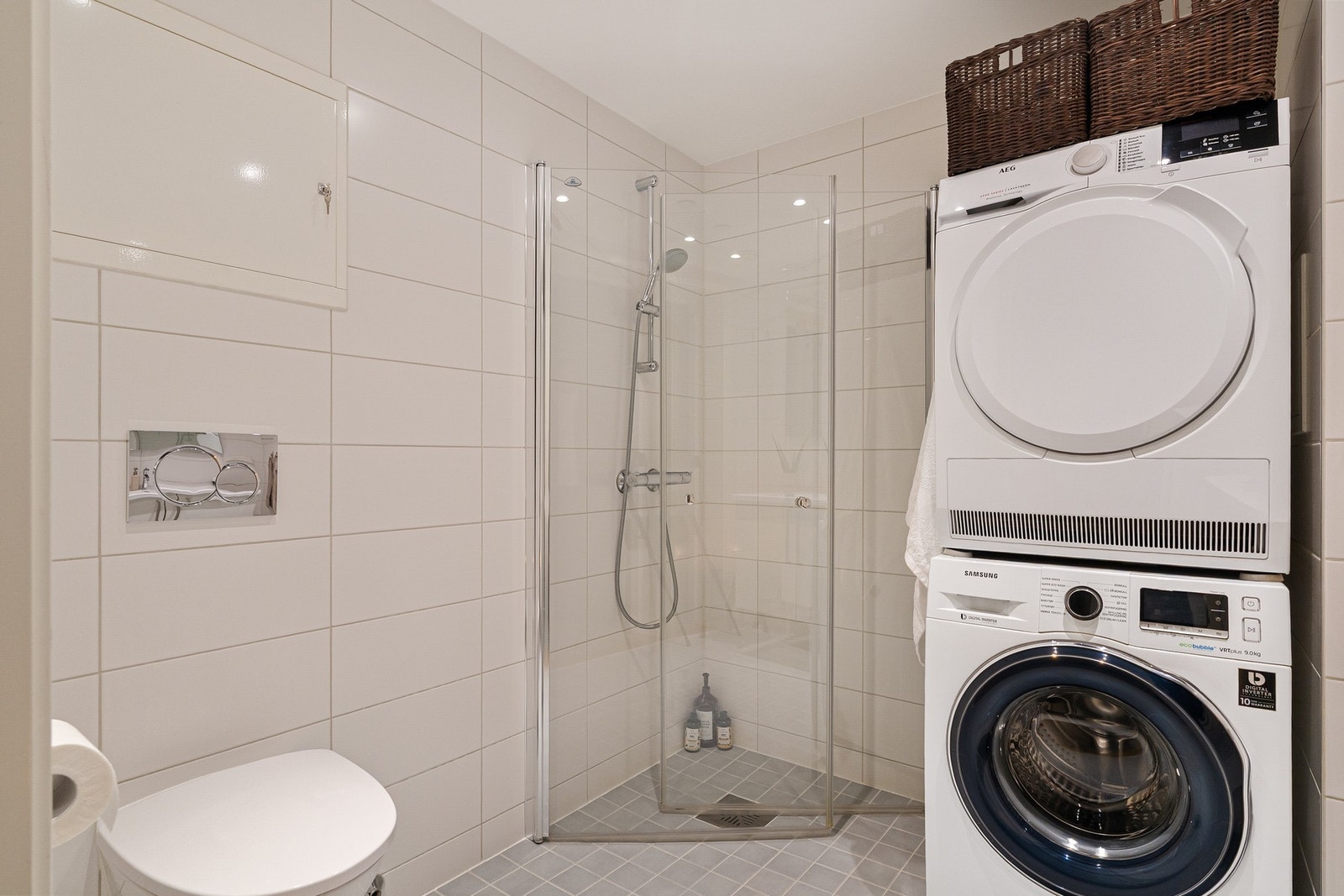 Utstyrt med servant og servantskap, speil med lys, spotter i himling, vegghengt WC, dusjhjørne med innfellbare dører. Galleribilde