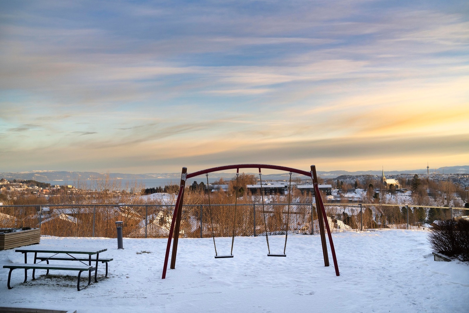Flere flotte uteområder med bl.a. sittegrupper og lekeplass. Galleribilde
