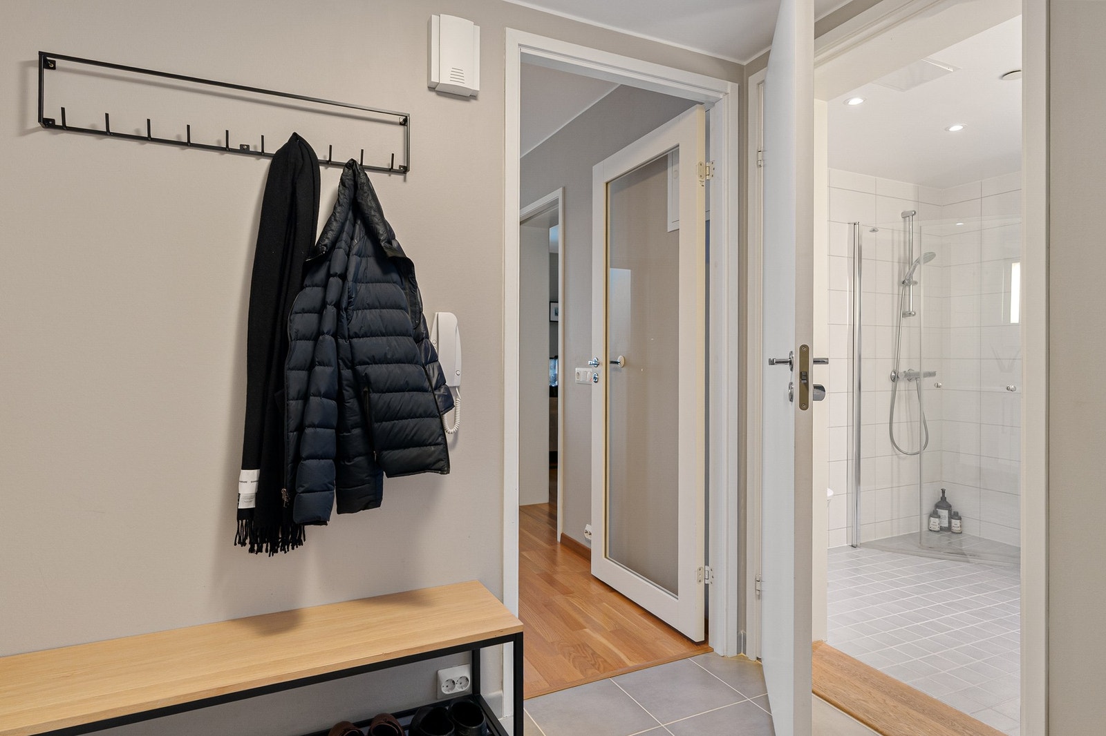 Romslig entré med god plass til oppbevaring av yttertøy og sko. Porttelefon for å slippe inn gjester. Galleribilde