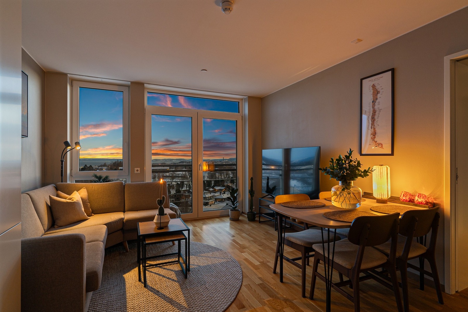 Velkommen til Midelfarts veg 44! En lys og innbydende leilighet med store vindusflater og panoramautsikt mot byen! Galleribilde