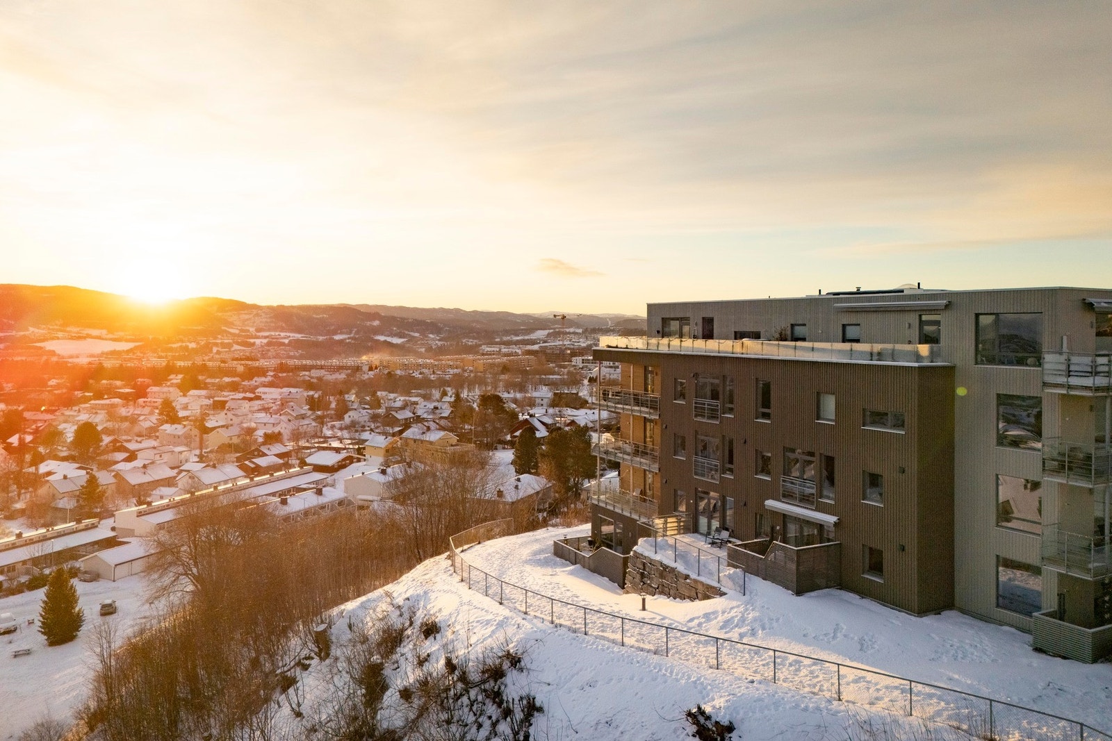Boligen ligger fint til på Byåsen, med nærhet til dagligvarebutikker, gode kollektivforbindelser med både Metrobuss og trikk, flere skoler og barnehager i området, samt treningssenter, idrettstilbud og flotte turmuligheter i Bymarka. Galleribilde