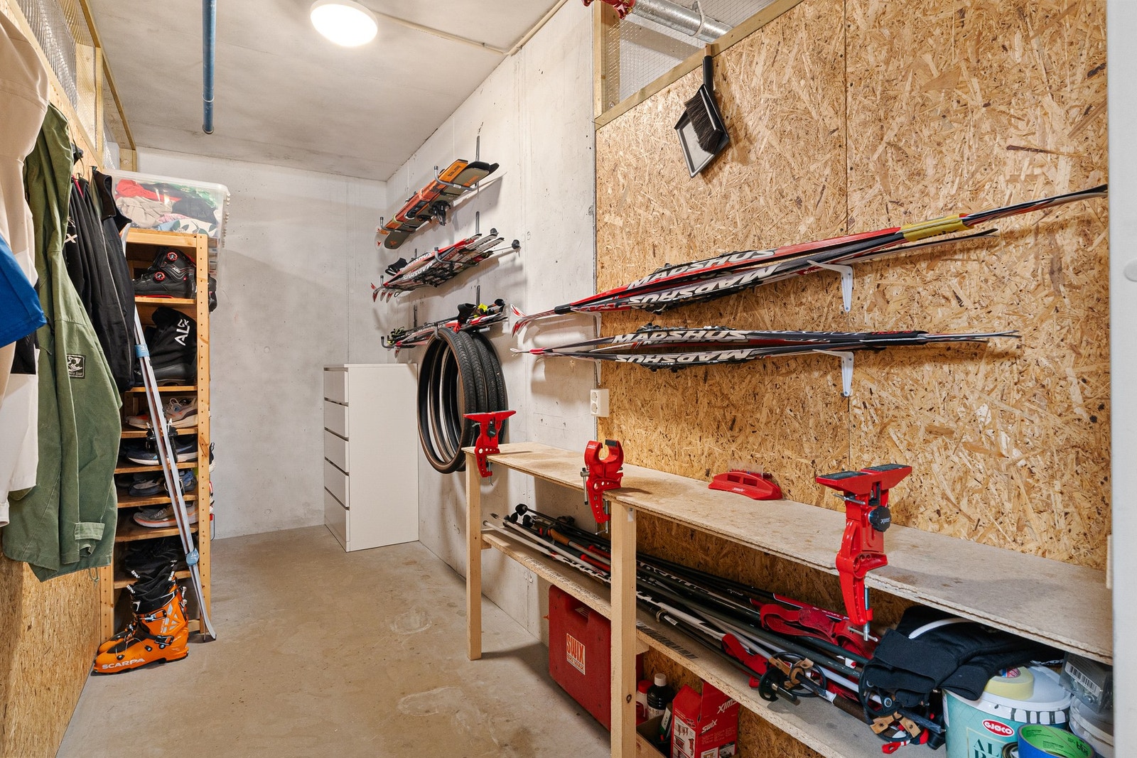 Praktisk sportsbod med god plass til sykler og utstyr. Galleribilde