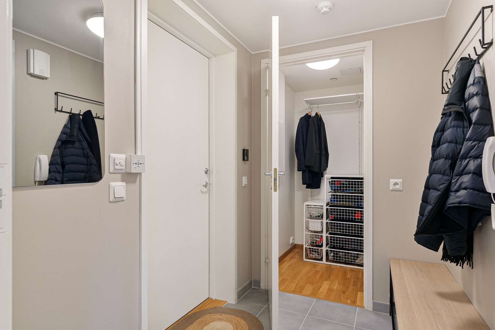 Praktisk bod ved inngangen gir ekstra lagringsplass. Galleribilde