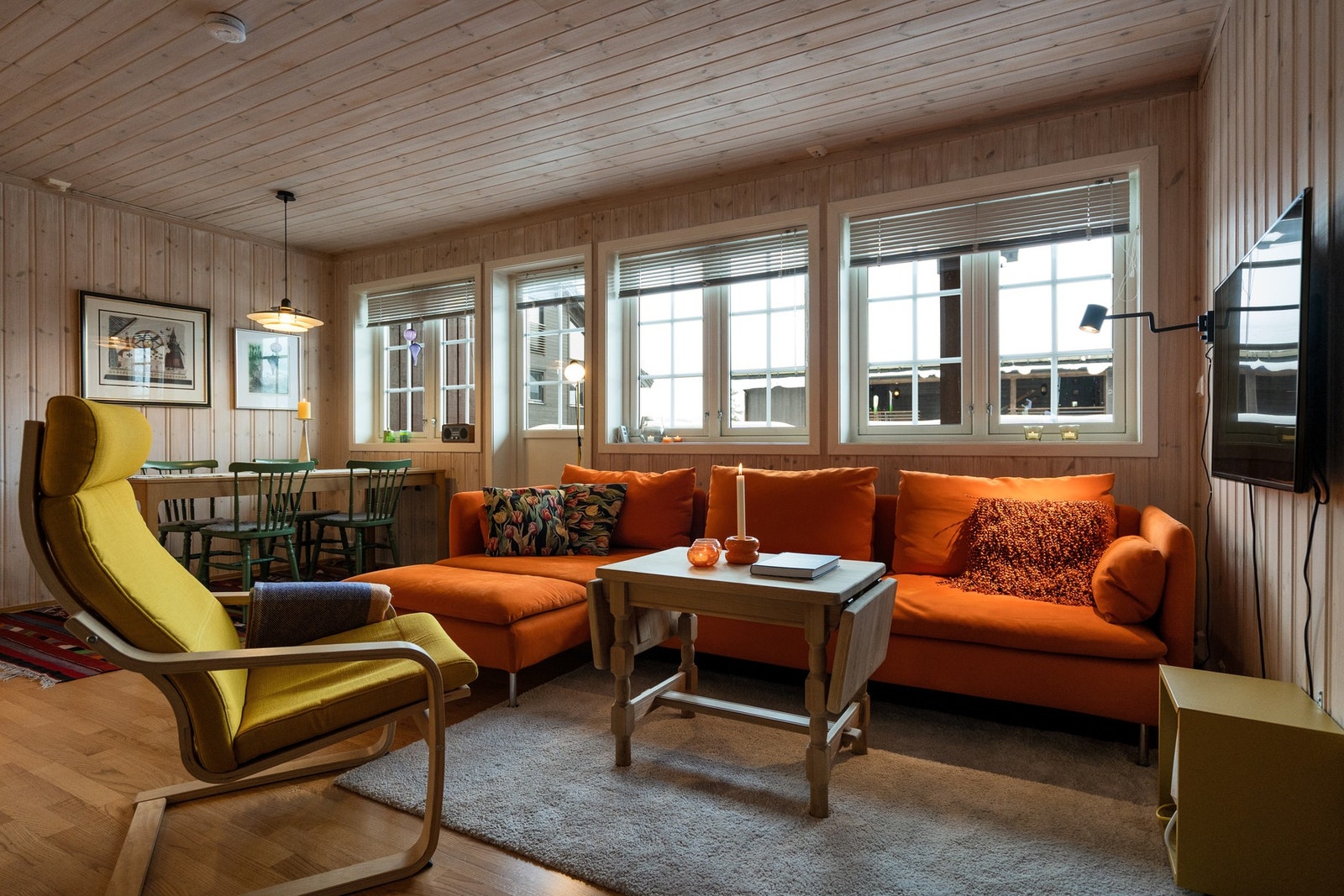 Fra stuen er det utgang til en romslig og skjermet terrasse med gode solforhold. Galleribilde