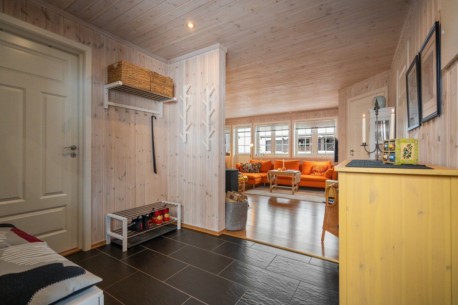 Det er god oppbevaringsplass for yttertøy og sko i gangen. Galleribilde