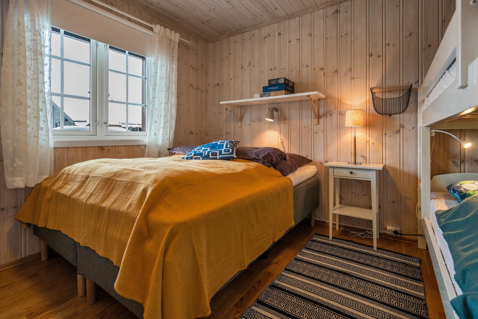 Leiligheten har to lyse og koselige soverom. Hovedsoverommet er innredet med dobbeltseng samt køyeseng. Galleribilde