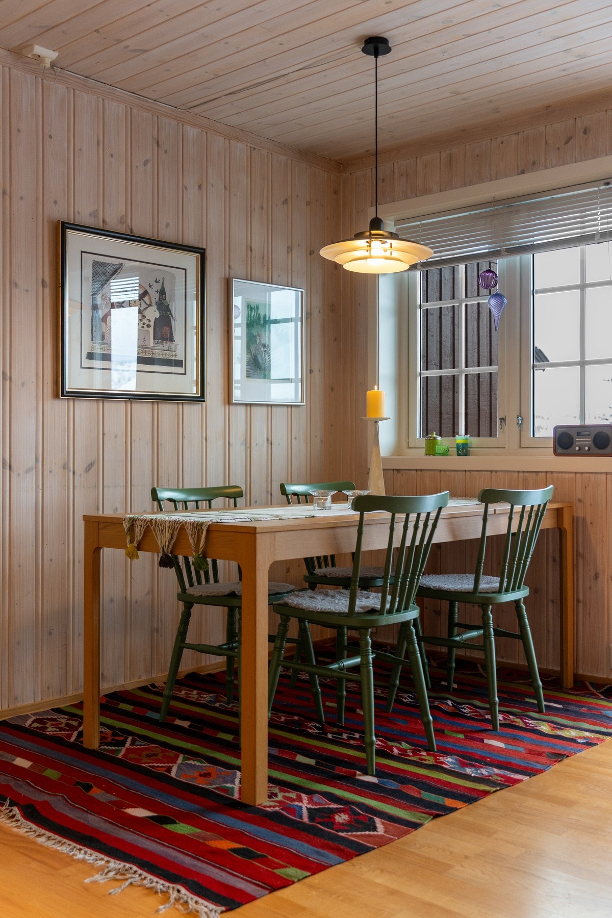 Rommet har god plass til både sofagruppe og spisebord. Galleribilde