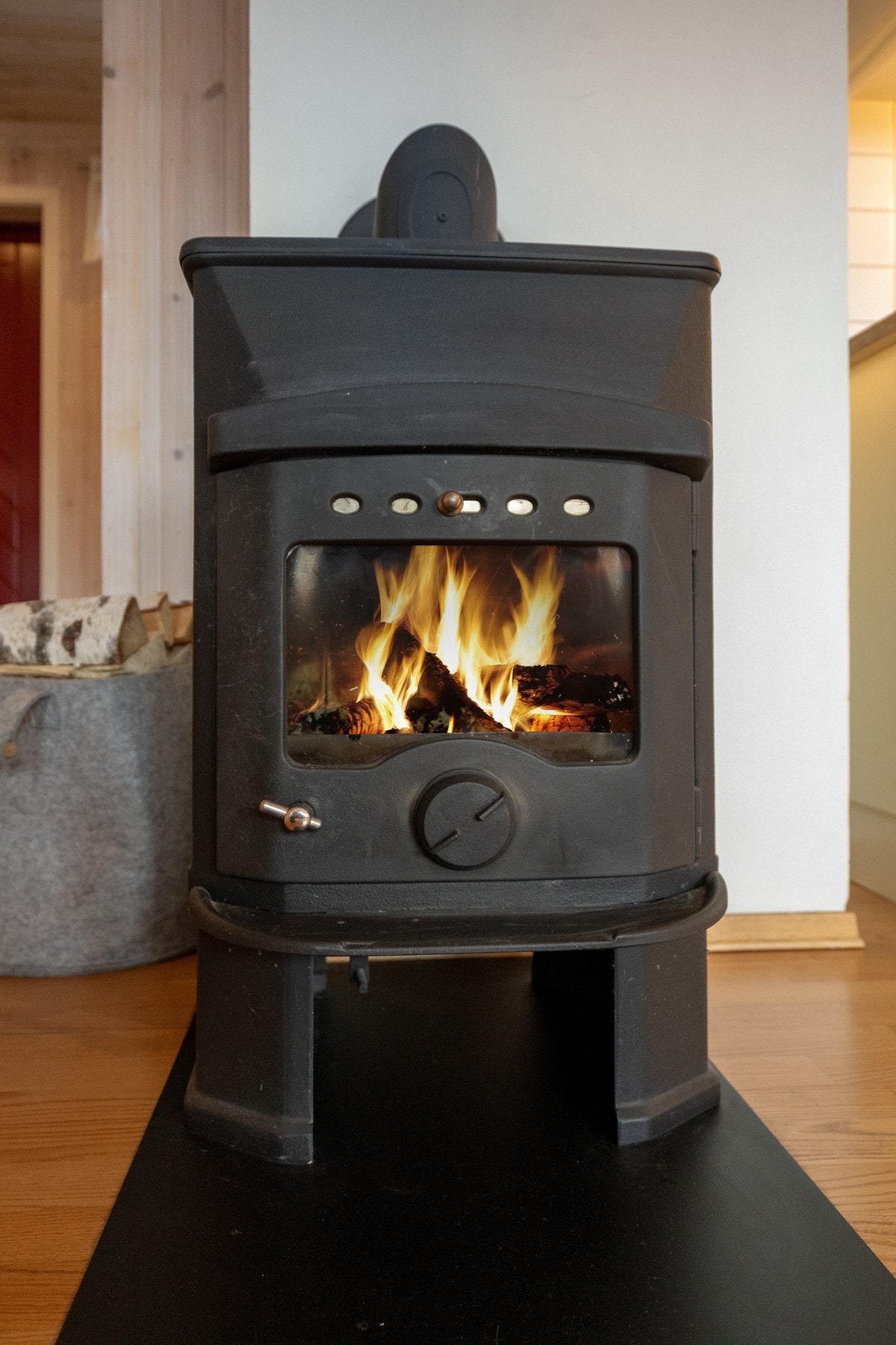 Pen og effektiv peisovn som gir god varme og hyggelig atmosfære på kalde vinterkvelder. Galleribilde