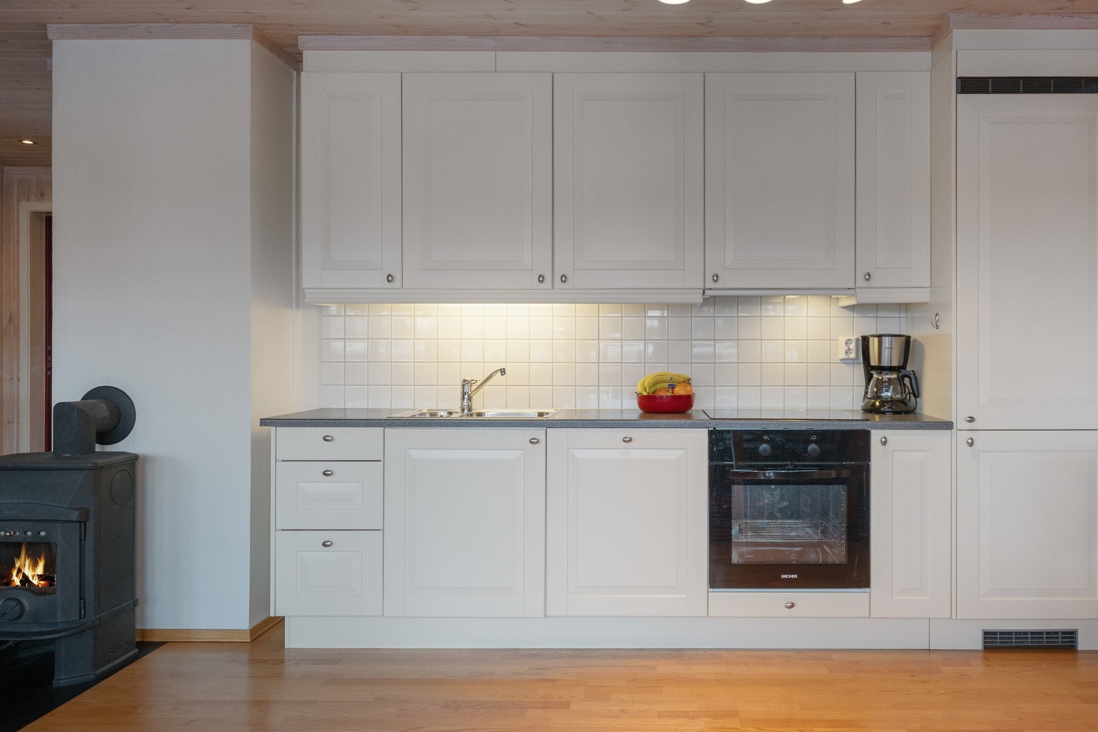 Kjøkkenet er lyst og praktisk, med rikelig skap- og benkeplass og ligger praktisk til rett ved spiseplassen. Galleribilde