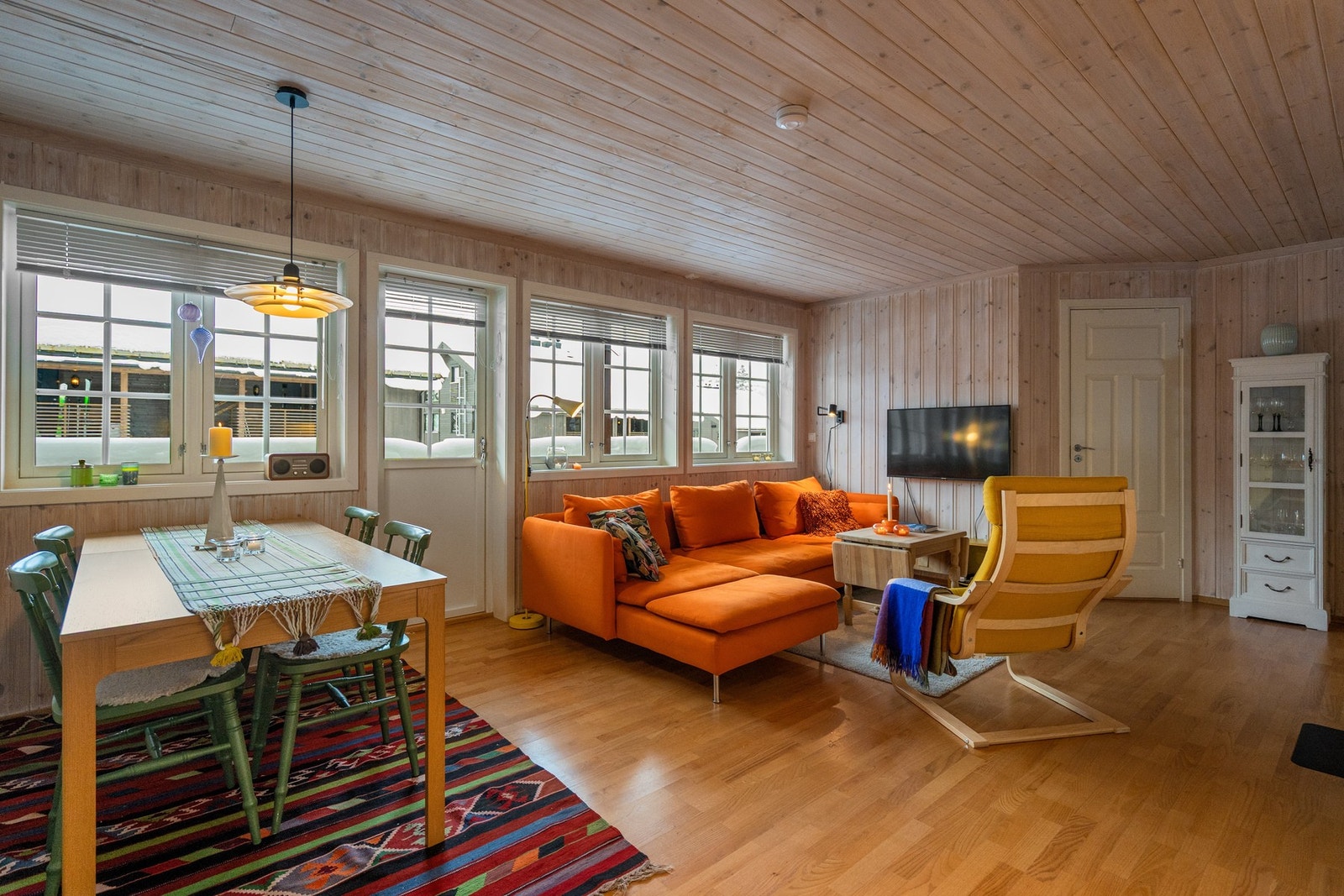 Store vindusflater slipper inn rikelig med naturlig lys og gir flott utsyn. Galleribilde