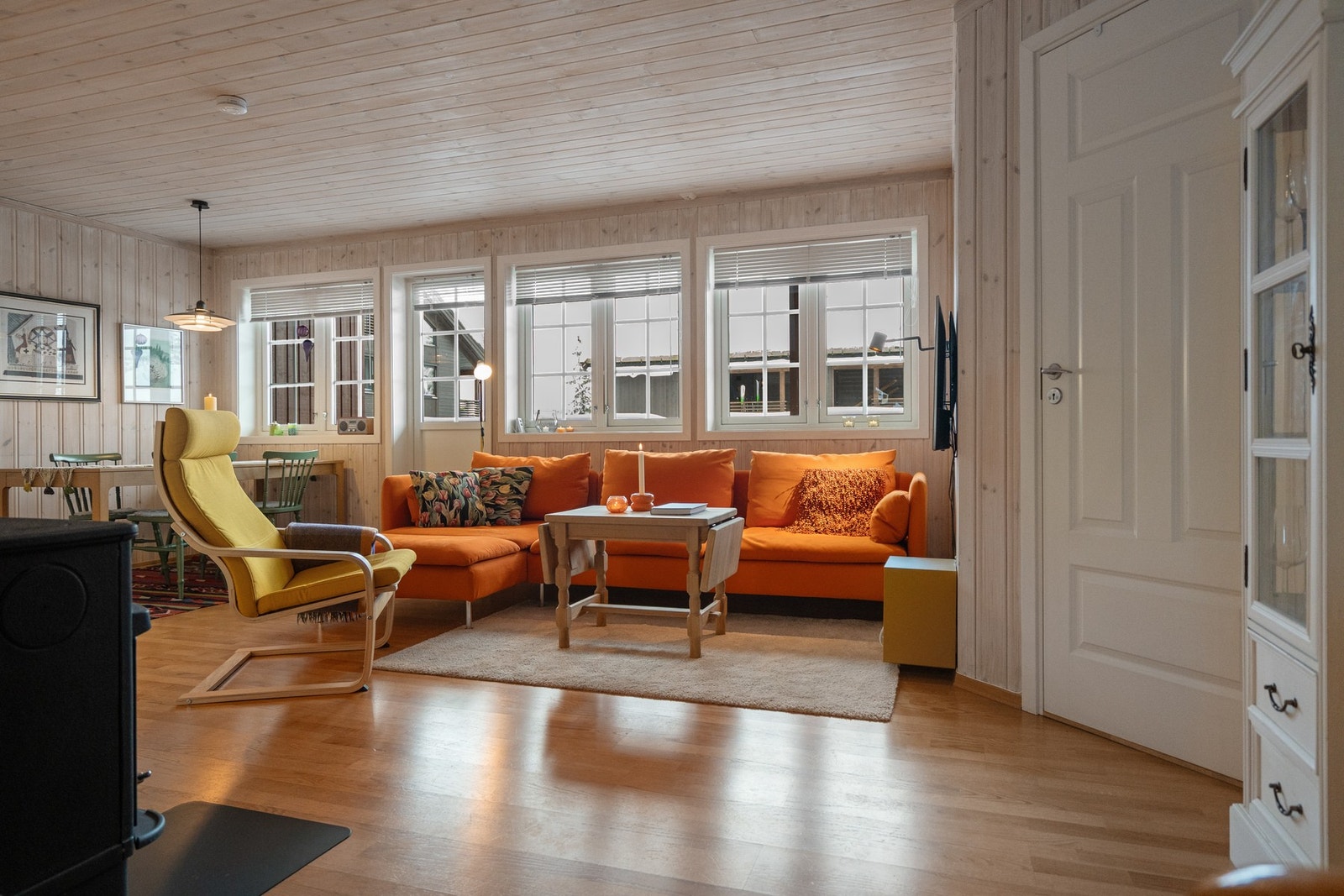 Stuen er i moderne åpen løsning med kjøkkenet, noe som skaper en sosial og luftig atmosfære. Galleribilde