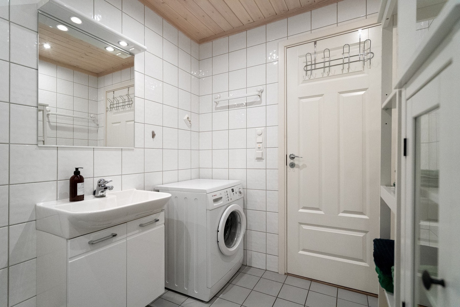 Det er gulvmontert toalett samt et romslig dusjkabinett med steamdusj. Galleribilde