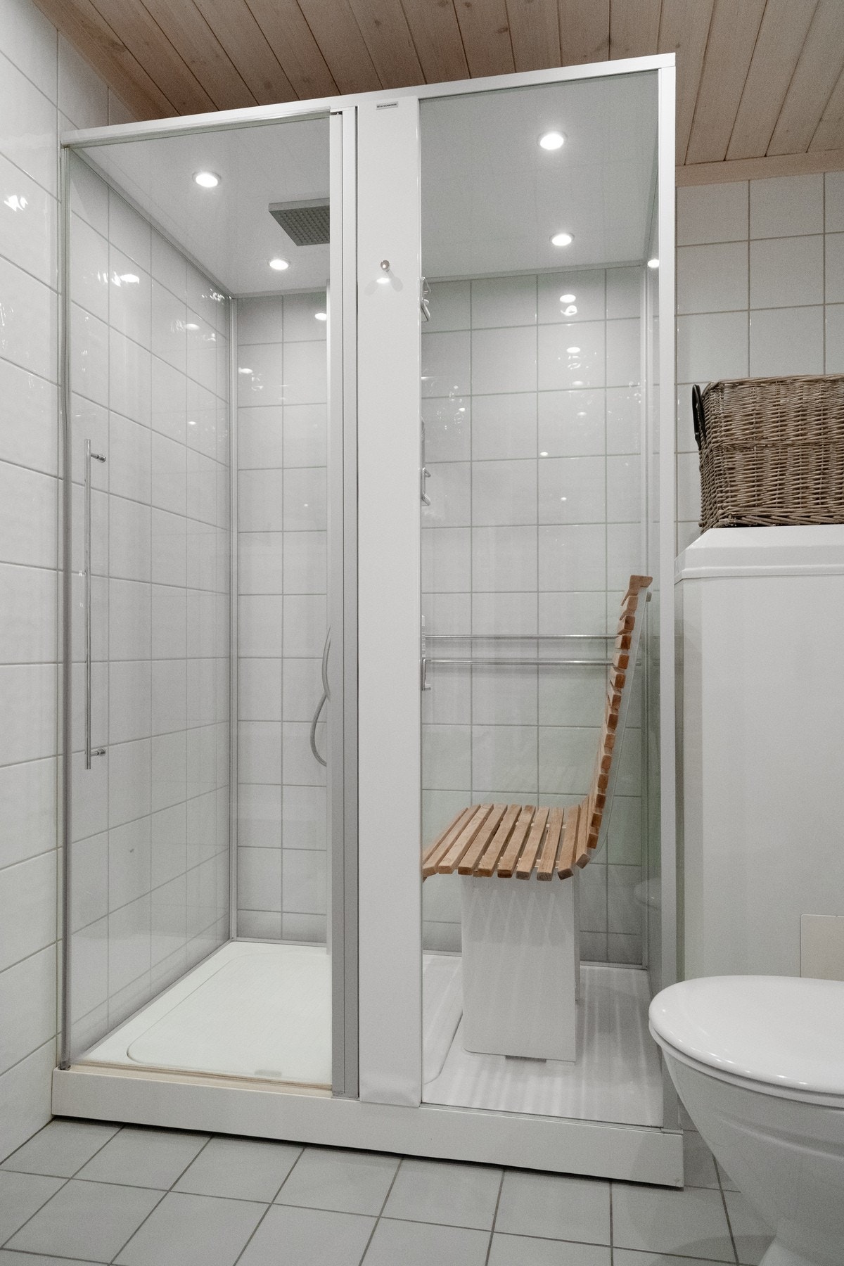 Det er opplegg for vaskemaskin. Downlights i tak. Galleribilde