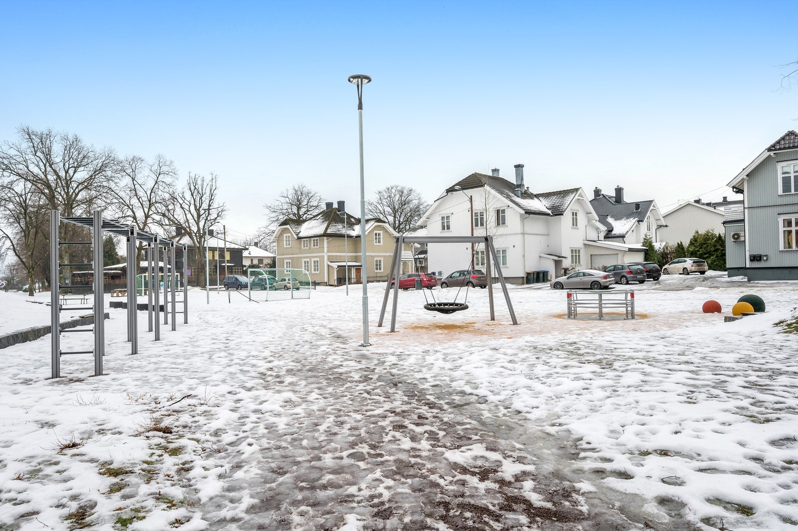 På uteområdet er det også lekeplass Galleribilde
