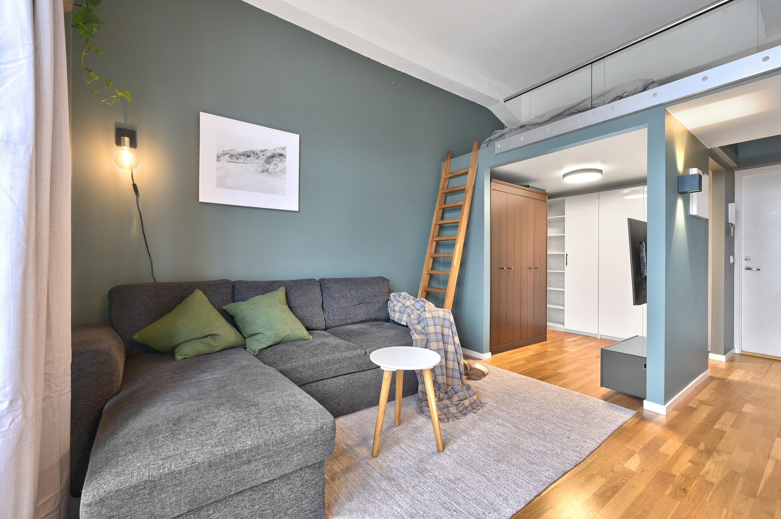 Sofakrok, sovealkove med skapplass og hems Galleribilde