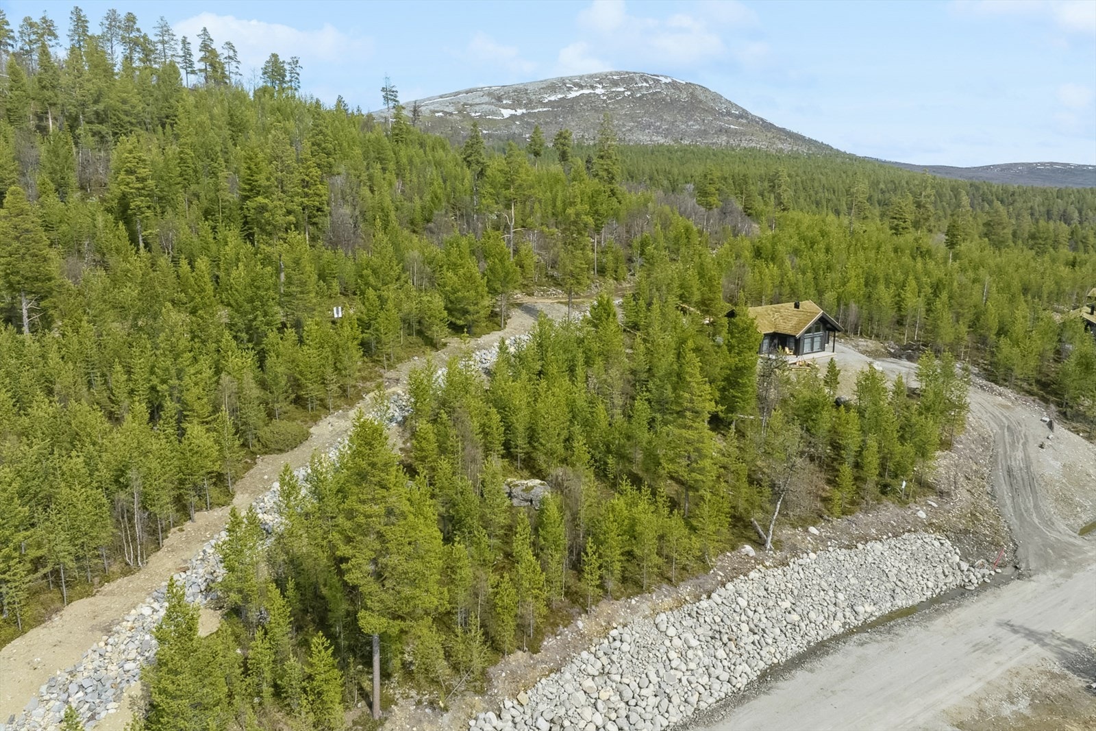 Det er helårsvei, området er tilknyttet offentlig VA, og det er fremlagt strøm i området. Galleribilde