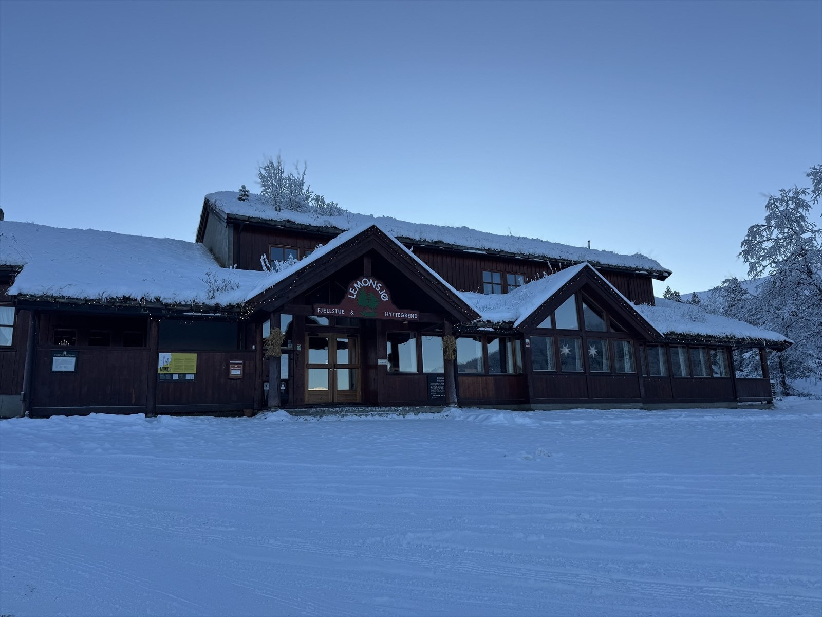Lemonsjøen Fjellstue med kafé og restaurant er i gangavstand i fra hytta. Galleribilde