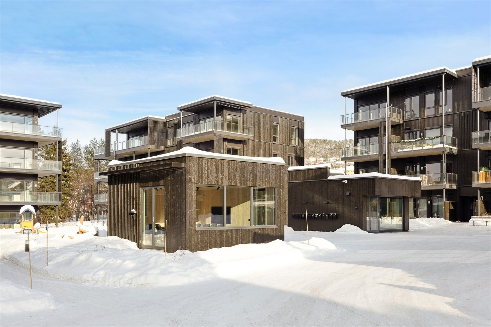 Pent opparbeidet uteareal med lekeplass og felles hagestue for sameiet. Galleribilde