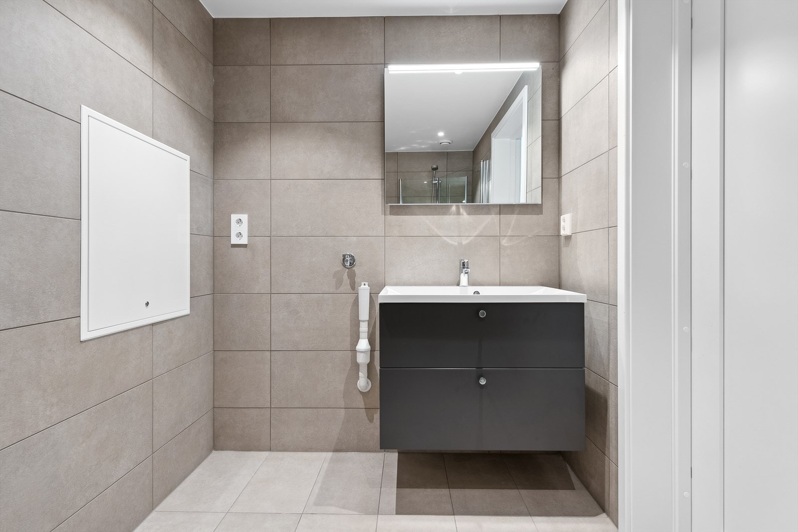 Bad med opplegg for vaskemaskin. Galleribilde