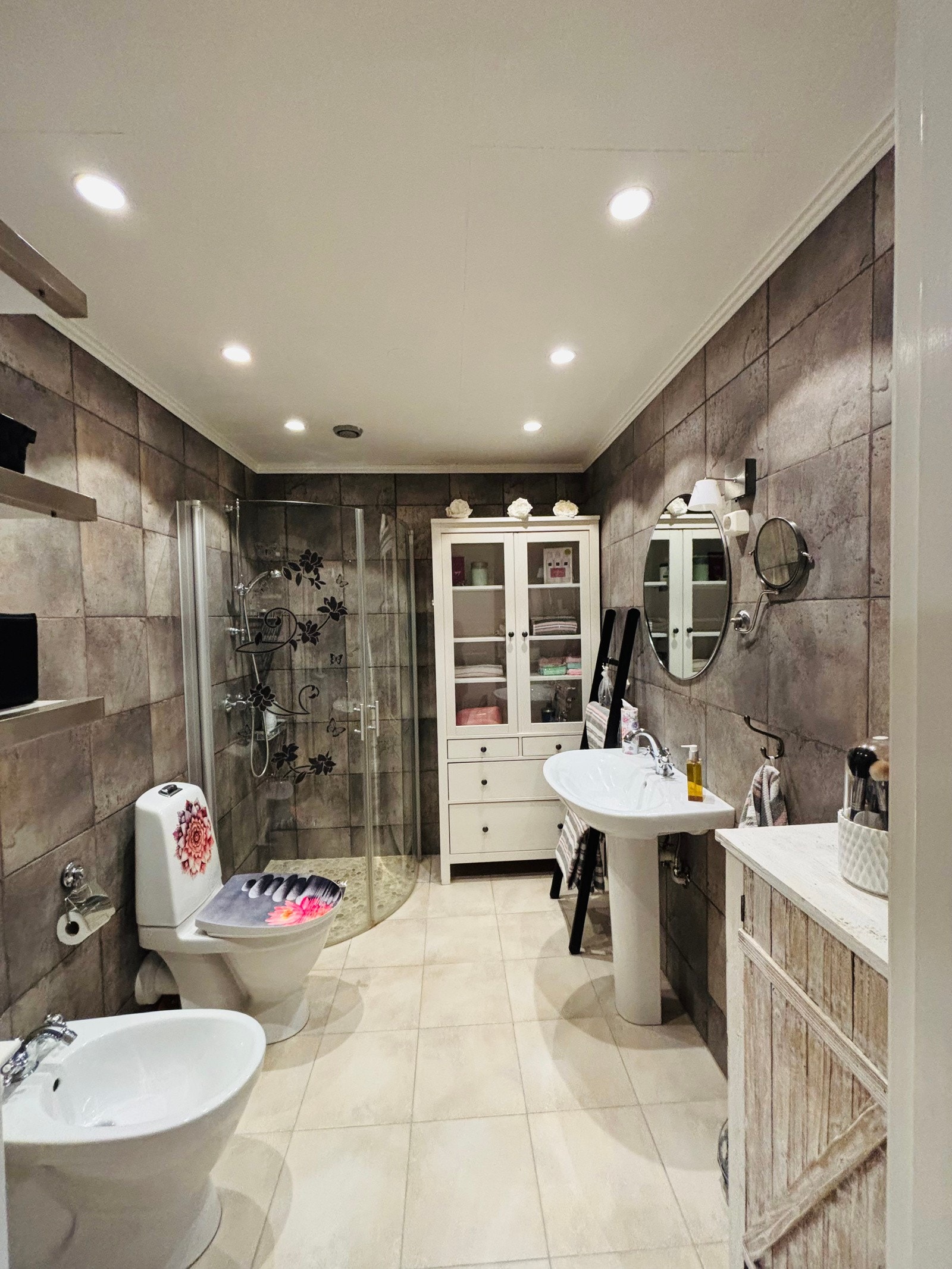 Pent flislagt bad med bide Galleribilde