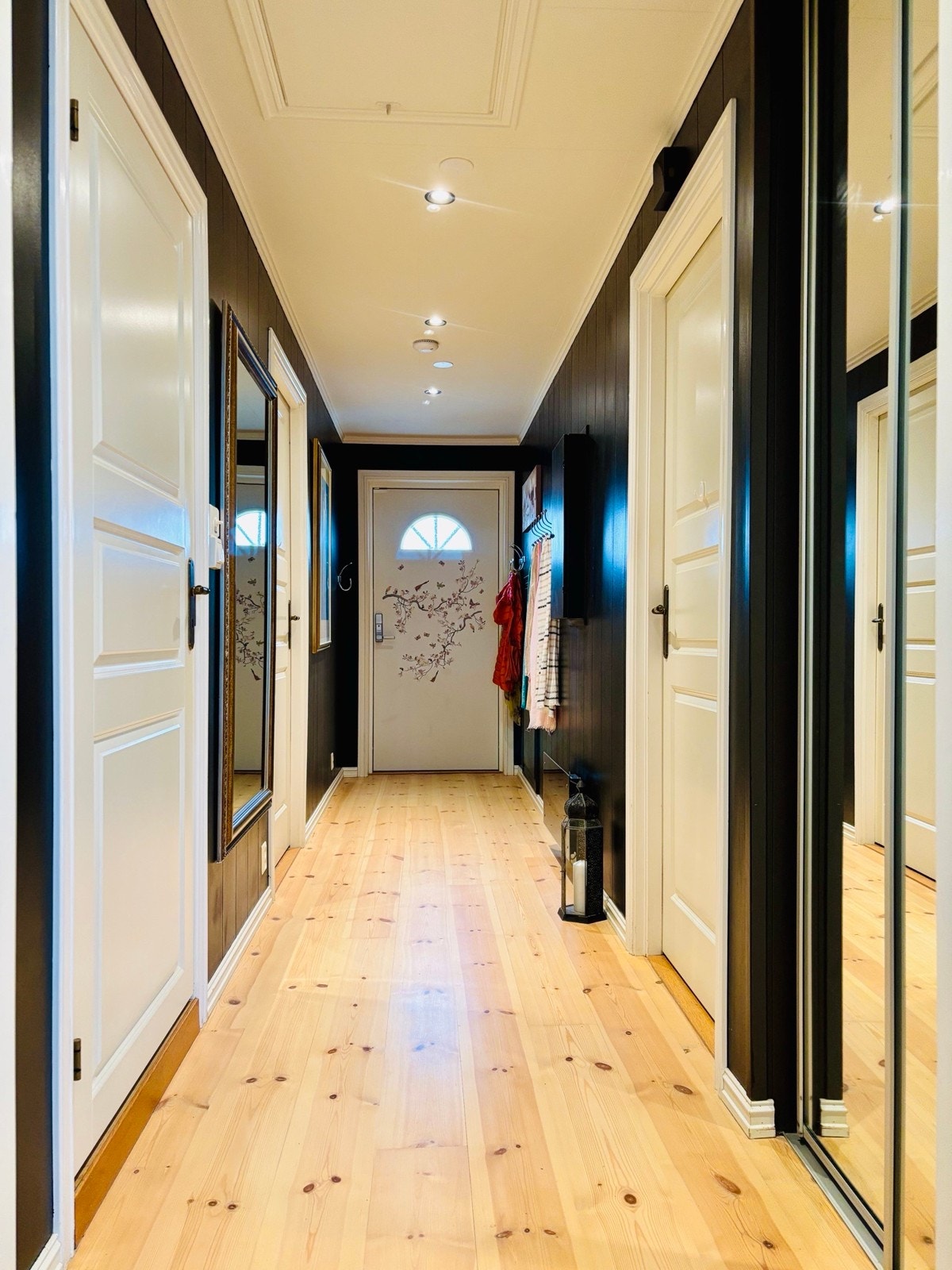 Gang har skyvedørsgarderobe Galleribilde