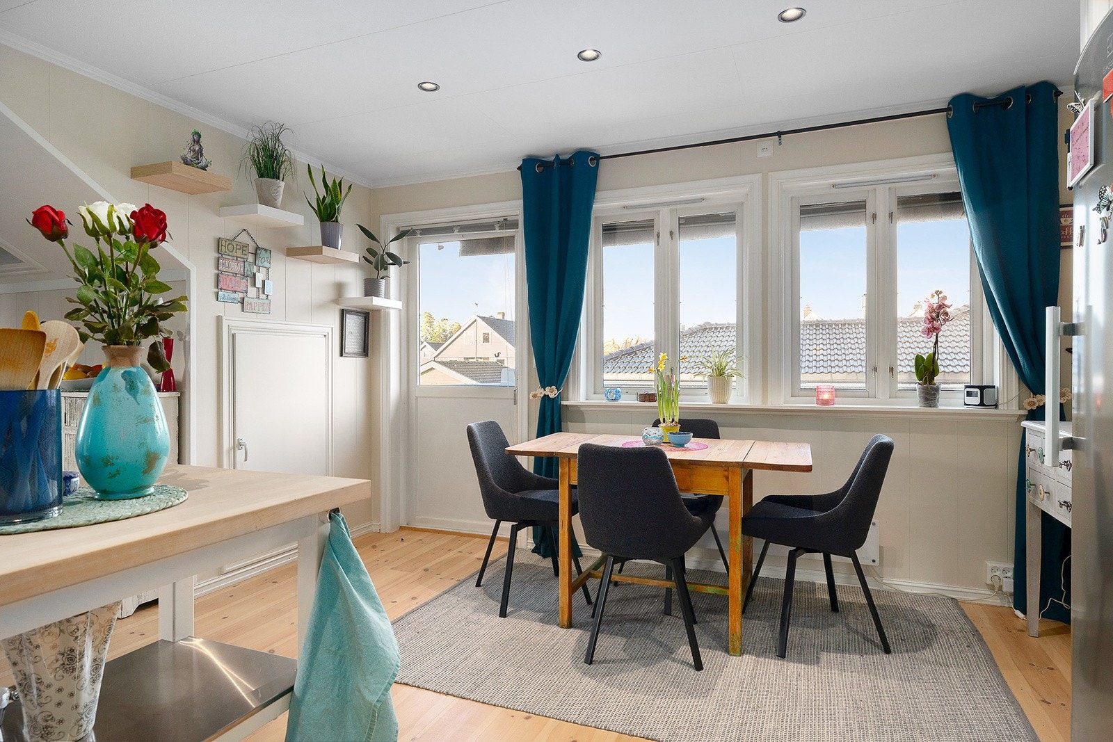 På kjøkken er det plass for spisegruppe Galleribilde