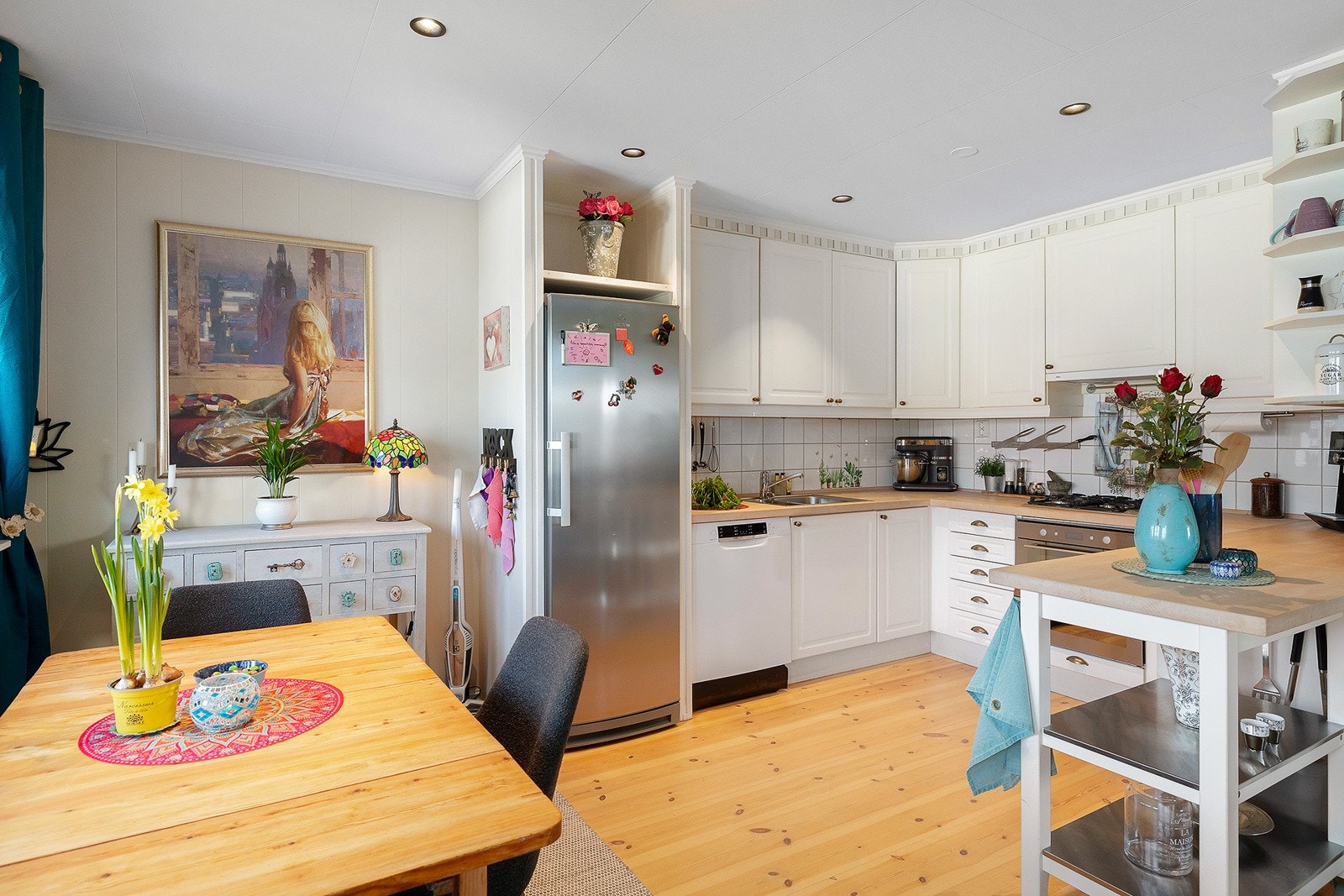 Kjøkken med mye skapplass Galleribilde