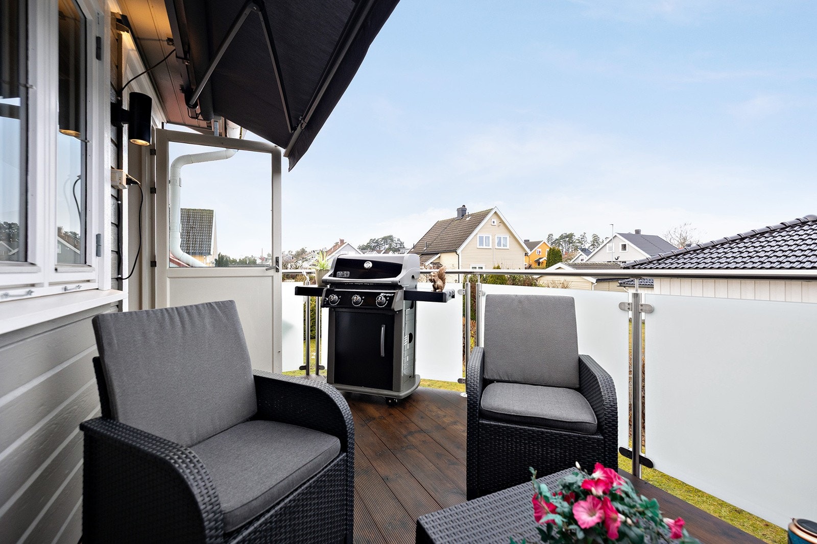 Balkong er utstyrt med stor elektrisk markise Galleribilde