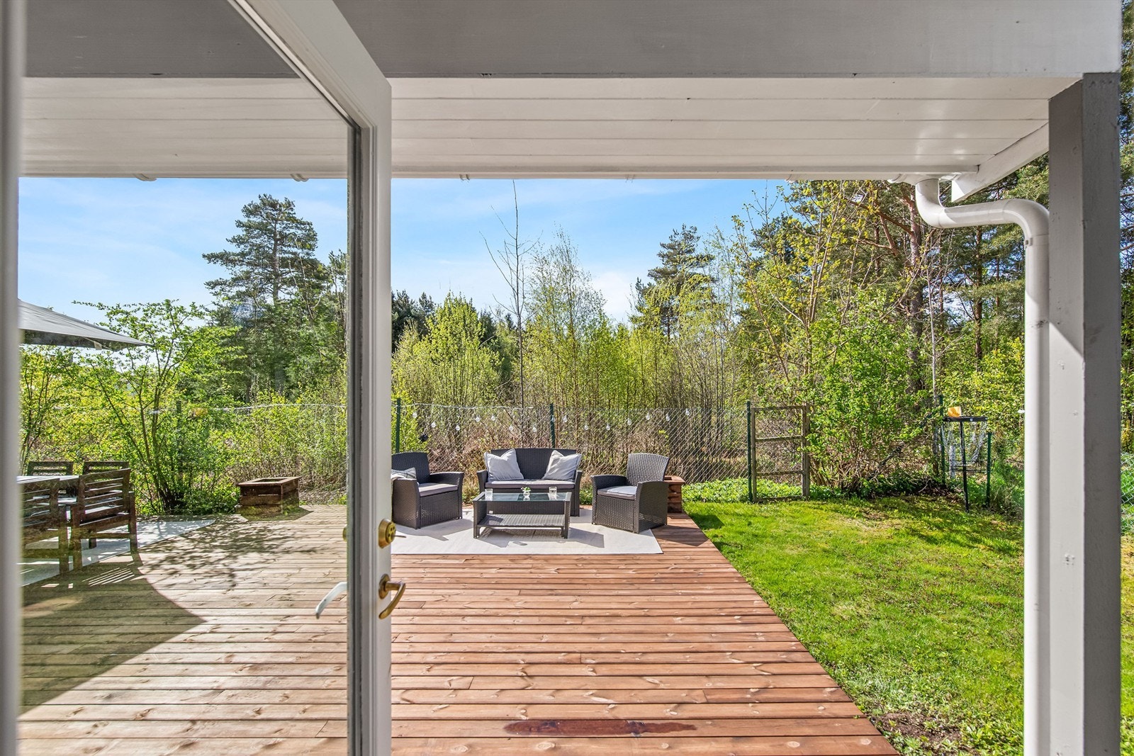 Meget hyggelig uteplass med gode solforhold Galleribilde