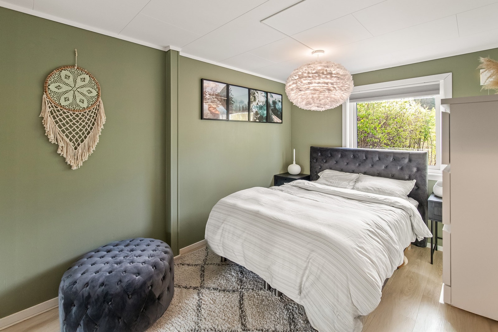 Hovedsoverommet ligger praktisk til i første etasje Galleribilde