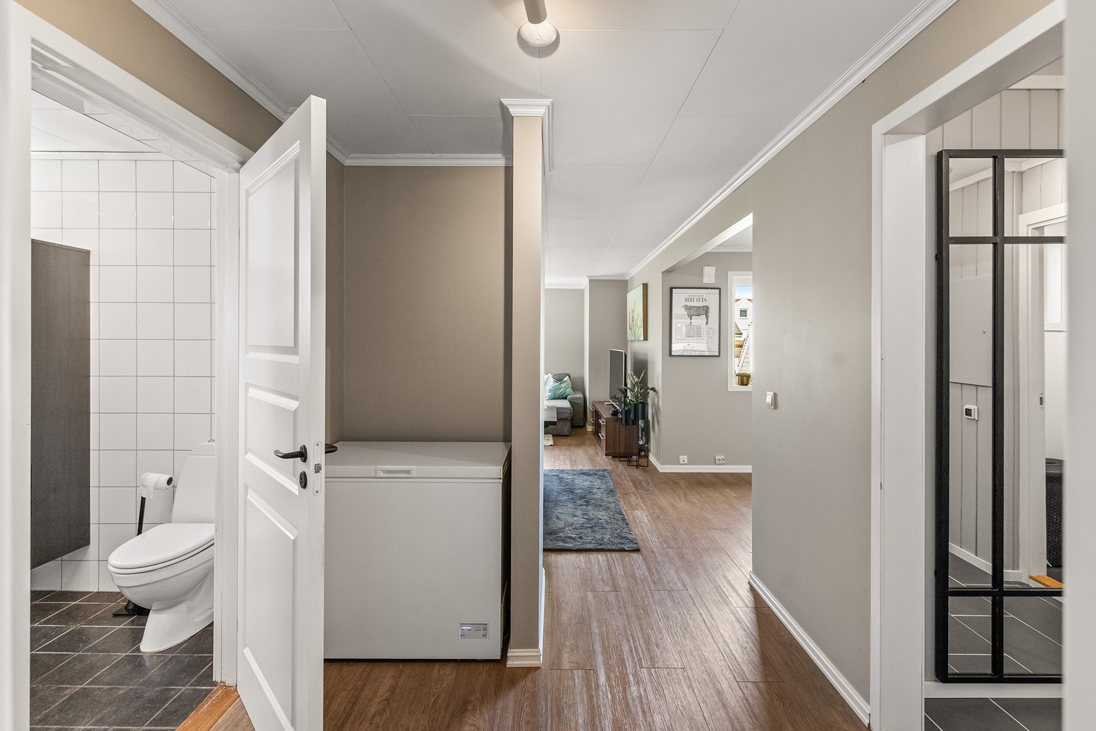 Soverommet i ryggen, badet til venstre, stuen rett frem og gangen til høyre Galleribilde